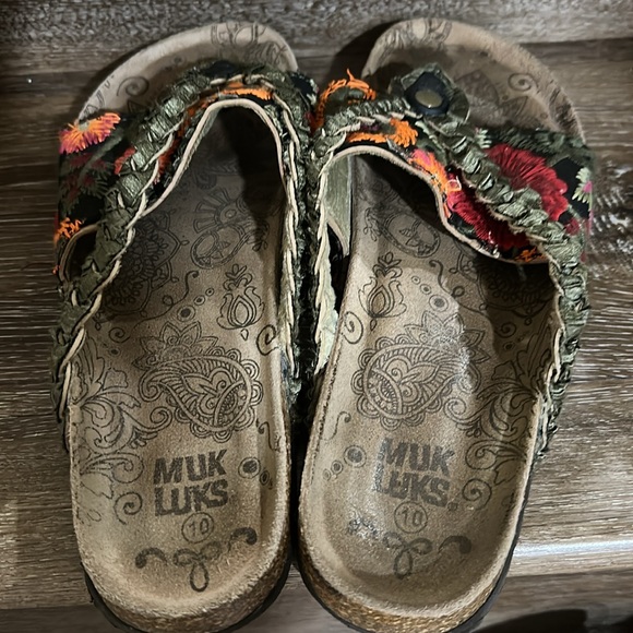Ladies size 10 cork wedge Muk Luk flip flops, green braid strap, floral band - Picture 2 of 4